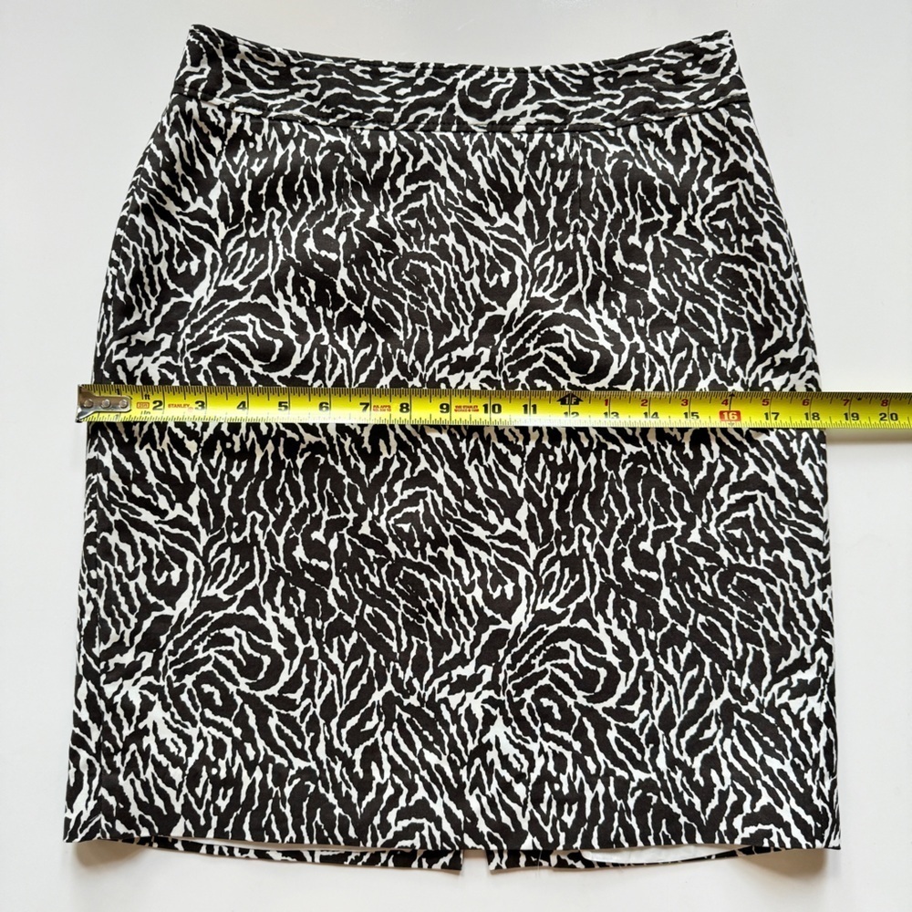 Ann Taylor Loft Petite Swirl Print Shift Skirt in Black & White - Picture 6 of 7
